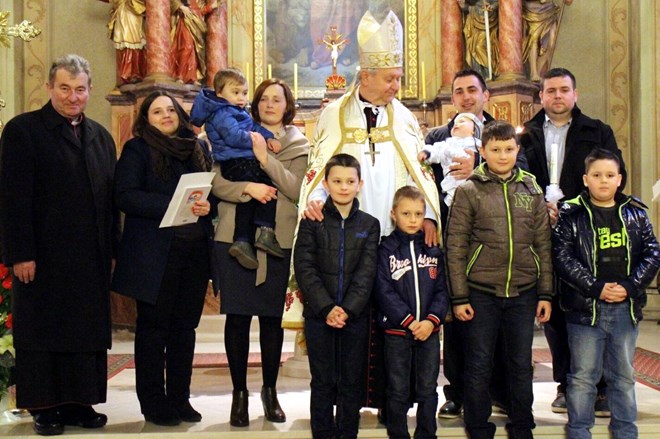 Biskup Mrzljak u župi Vinica krstio peto dijete u obitelji