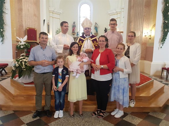 Krštenje petog djeteta obitelji Friščić u Ivancu