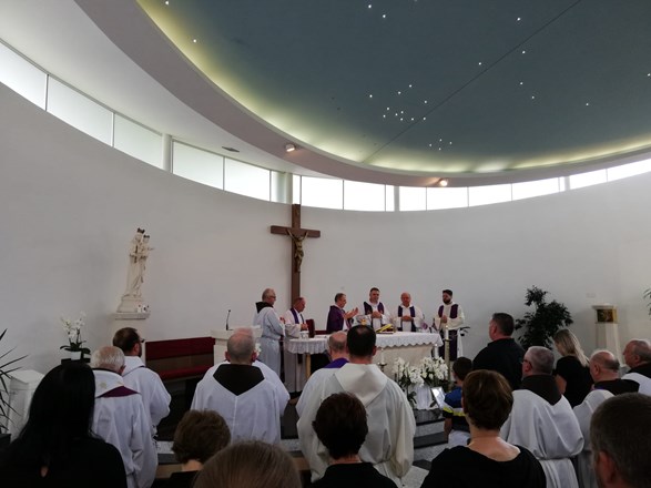 ​Biskup Radoš slavio misu zadušnicu u Strahonincu za pokojnu Mariju Železnjak