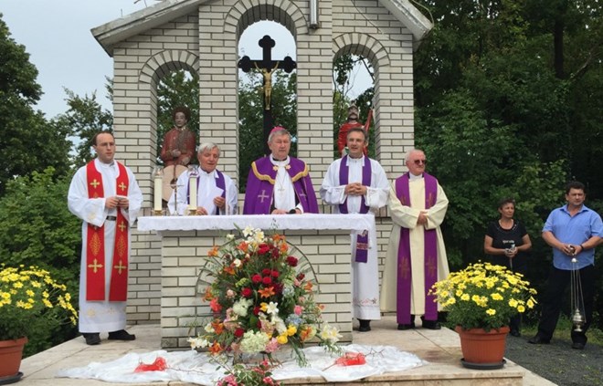 U župi Beletinec blagoslovljen novi križni put s kalvarijom