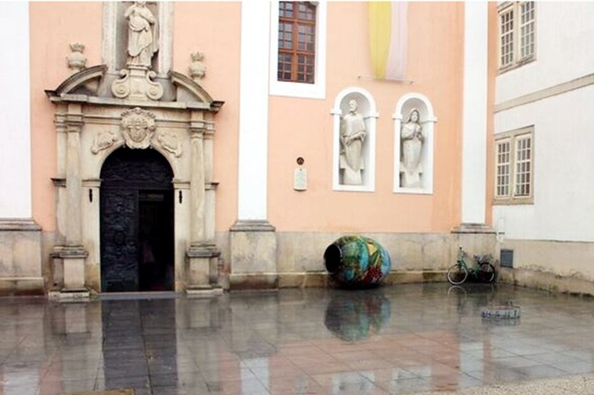 Vandalskim činom na uskrsno obilježje ispred varaždinske katedrale