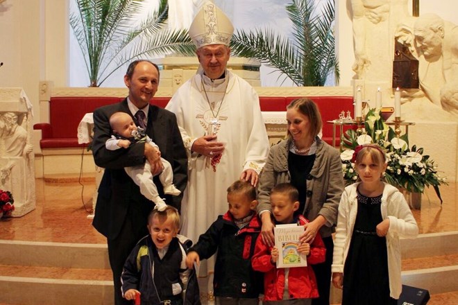 Biskup Mrzljak krstio u Varaždinu peto dijete u obitelji