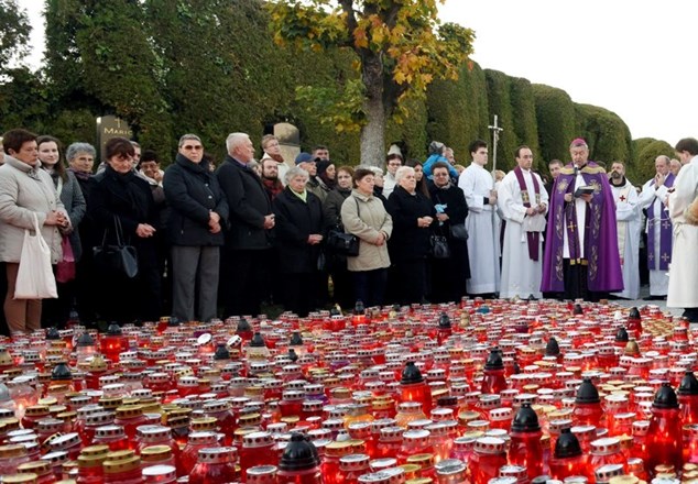 Biskup Mrzljak u Varaždinu predvodio mise na Sve svete i Dušni dan