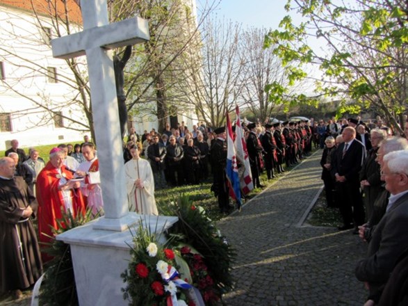 Biskup Mrzljak i Zrinska garda u Vukovaru na obilježavanju spomen-dana žrtava komunizma