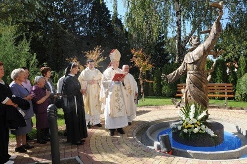 Biskup Mrzljak blagoslovio kip sv. Franje Asiškog u Stepinčevom domu