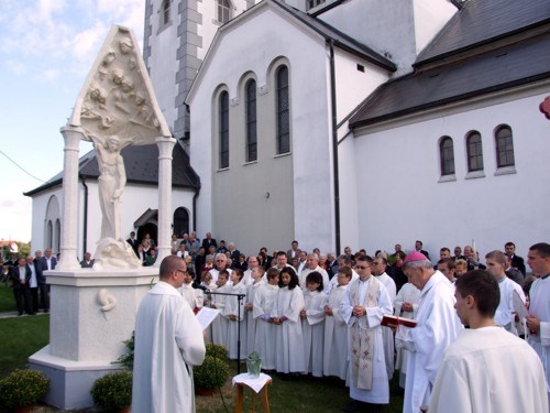 U Sračincu na župni blagdan blagoslovljen novi kip sv. Mihaela arkanđela