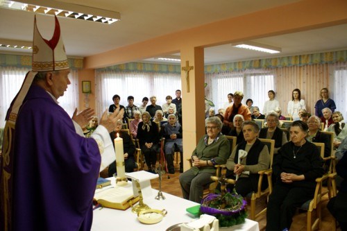 Biskup Mrzljak pohodio korisnike Doma za starije i nemoćne osobe u Hodošanu