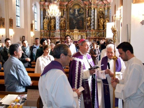 Biskup Mrzljak u varaždinskoj katedrali predvodio križni put i misu za Domovinu